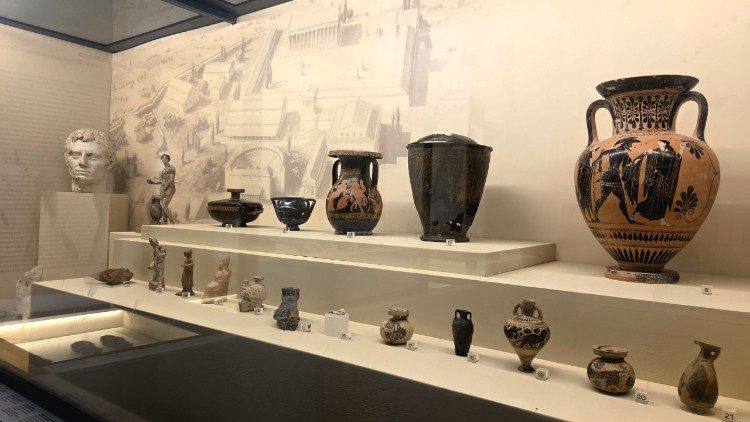 Una vetrina della mostra al Colosseo. 