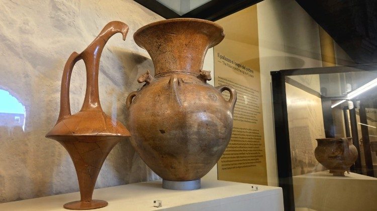 Brocca a becco e Grande vaso cerimoniale con protomi di toro da Tokat-Sanusa, Antico Regno Ittita (XVII-XVI sec. a.C.), Ankara, Museo delle Civilt&agrave; Anatoliche.
