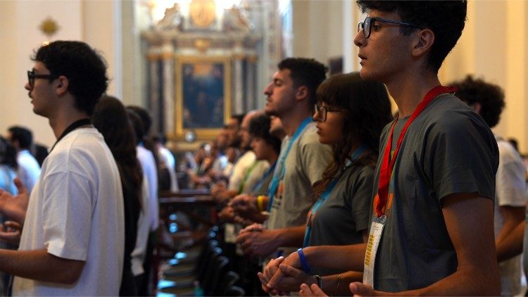 Giovani partecipanti alla Messa presieduta dal Papa ad Assisi 