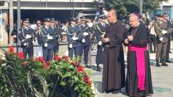 Vojni biskup Jure Bogdan i kninski gvardijan fra Marko Đerek u molitvi ispred Spomenika hrvatske pobjede u Kninu (Foto: mons. Ilija Jakovljević)