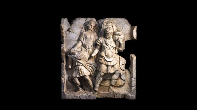 Aphrodisias, Sebasteion. Rilievo in marmo di Enea in fuga da Troia (alt. 173 cm), 20-60 d.C. Museo Archeologico di Afrodisia, Geyre, T&uuml;rkiye. Foto G. Petruccioli &copy; Scavi di Aphrodisias.