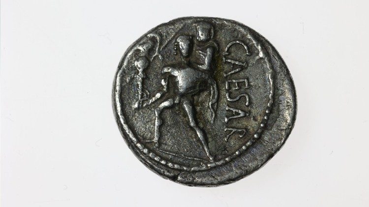 Denario di Giulio Cesare, argento, 47-46 a.C. Sul rovescio Enea porta sulle spalle Anchise e stringe il Palladio; legenda CAESAR. Konya, Museo di Konya