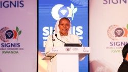 Sr. Jane Wakahiu während ihres Beitrags beim Weltkongress SIGNIS 2026 in Kigali