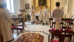 Il cardinale Tagle, pro-prefetto del Dicastero per l’Evangelizzazione, celebra la Messa per la festa della Trasfigurazione del Signore, nella cappella dedicata a San John Henry Newman, nel Palazzo di Propaganda Fide.  (Foto © Pascale Rizk - Fides)