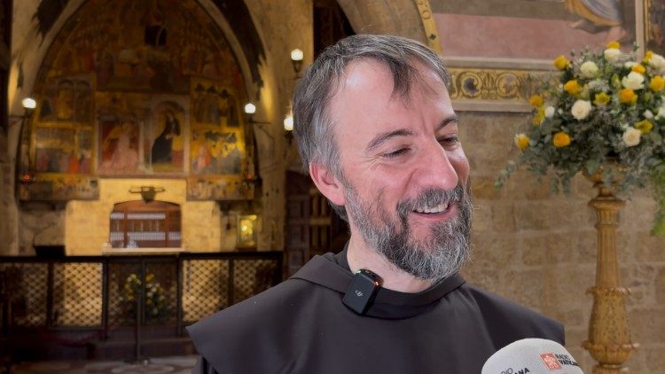  Der Franziskaner Bruder Andreas Brunner aus der Schweiz im Interview mit Radio Vatikan vor der Portiunkula in der Basilika Santa Maria degli Angeli in Assisi
