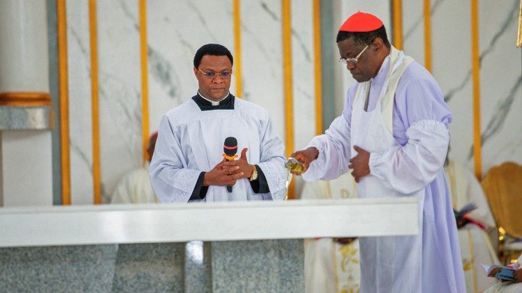 Kardinali Protase Rugambwa, akitabaruku Kanisa kuu la Jimbo kuu Arusha
