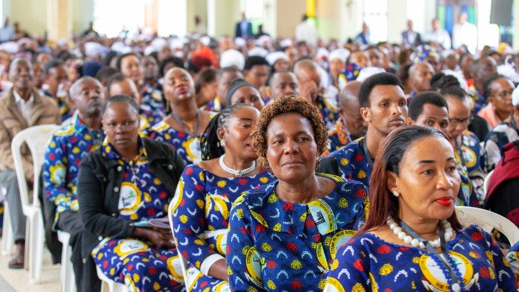 Umati wa watu wa Mungu kutoka ndani na nje ya Jimbo kuu la Arusha