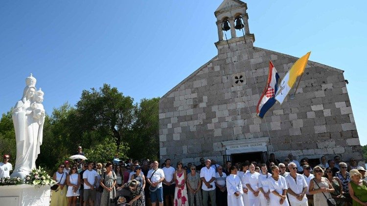 Novi kip Gospe Snježne ispred crkve u uvali Ždrelašćici (Foto: Ines Grbić)