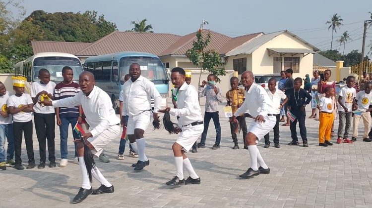 Na cultura africana, o canto &eacute; incompleto sem o movimento r&iacute;tmico do corpo.