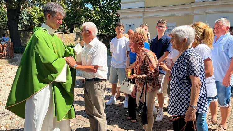Zoltán atya elköszön a búcsúmise után a makói hívektől  