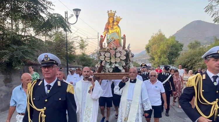 As tradicionais prociss&otilde;es com a imagem de Nossa Senhora da Gruta