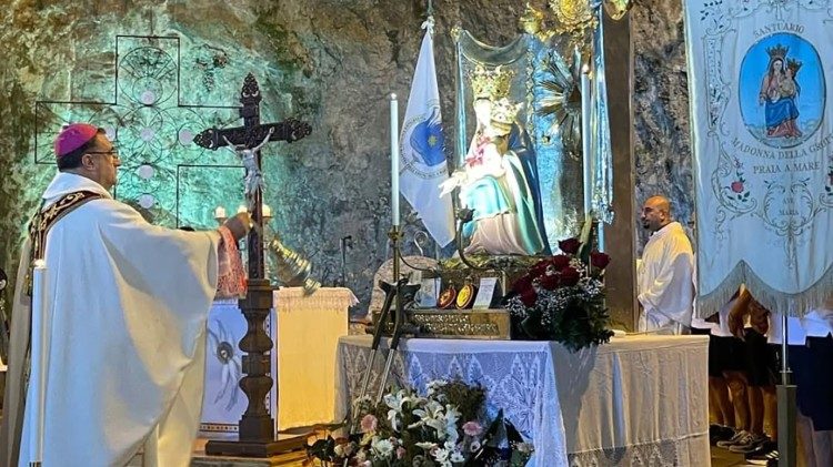 Em imagem de arquivo, uma celebra&ccedil;&atilde;o no santu&aacute;rio em "Praia a Mare", na Cal&aacute;bria