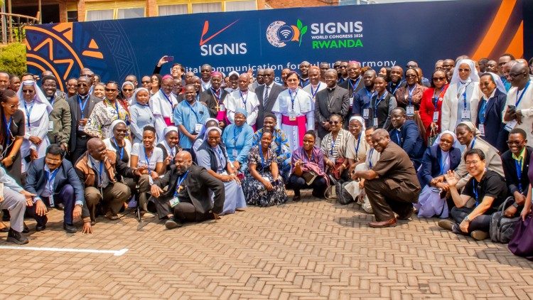 Washiriki wa Kongamano la Dunia na Mkutano wa Wajumbe wa SIGNIS wa mwaka 2026, wakiwemo mapadri, watawa wanawake, waamini walei, waandishi wa habari na wataalamu wa mawasiliano kutoka nchi mbalimbali.