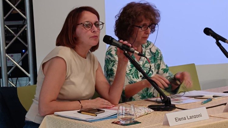 La professoressa Angela Volpe e, a sinistra, la presidente di Tonalestate Elena Lanzoni