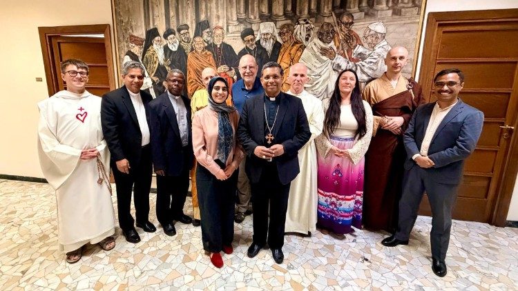 I partecipanti al ritiro del Peace Council in visita al Dicastero per il Dialogo Interreligioso, in una foto di gruppo con il prefetto, il cardinale George Jacob Koovakad