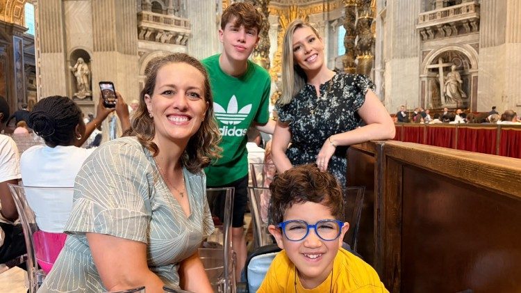 As irm&atilde;s Let&iacute;cia e Nicole com Lucca, de 14 anos, e Antonio, de 4 anos