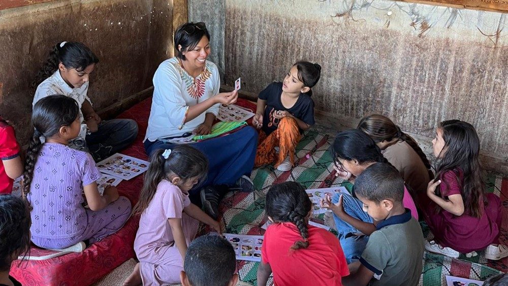 Suor Lourdes Garcia con i piccoli dei villaggi beduini della Cisgiordania (foto delle missionarie comboniane)