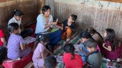 Suor Lourdes Garcia con i piccoli dei villaggi beduini della Cisgiordania (foto delle missionarie comboniane)