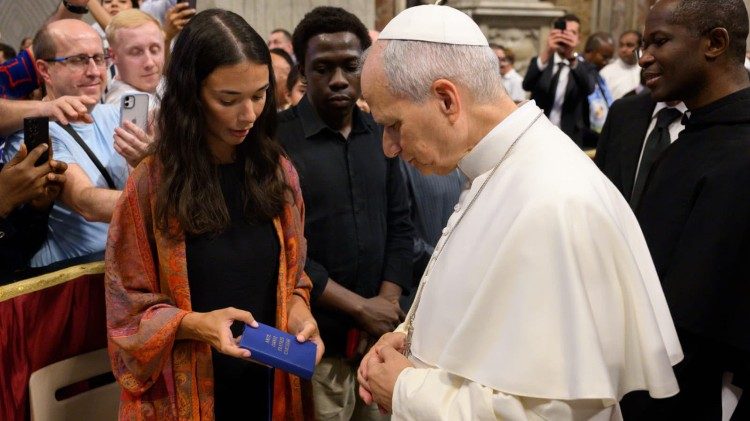 O momento em que Poliana entregou o di&aacute;rio ao Papa Le&atilde;o XIV com a primeira regra agostiana