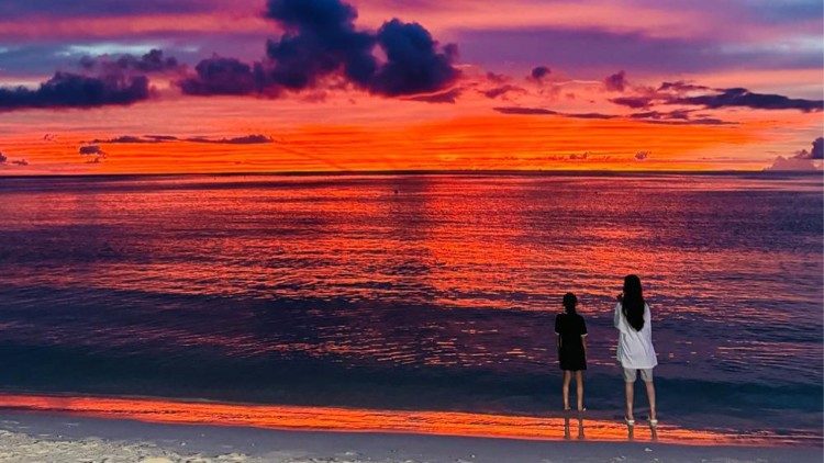 Un coucher de soleil typique sur la baie de Tumon, sur l'ïle de Guam (avec l'aimable autorisation de la Conférence épiscopale du Pacifique). 