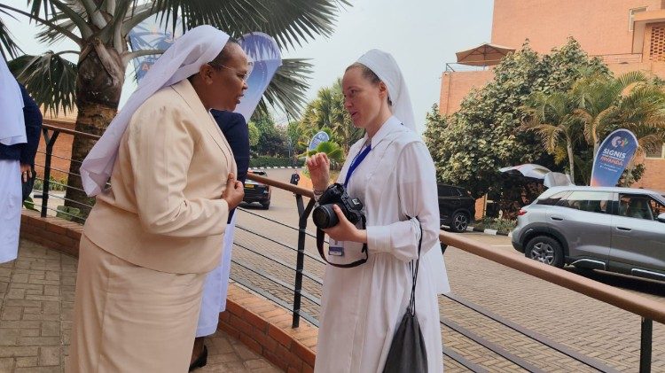 Sr Jane Wakahiu akizungumza na Sr Francine -Marie Cooper