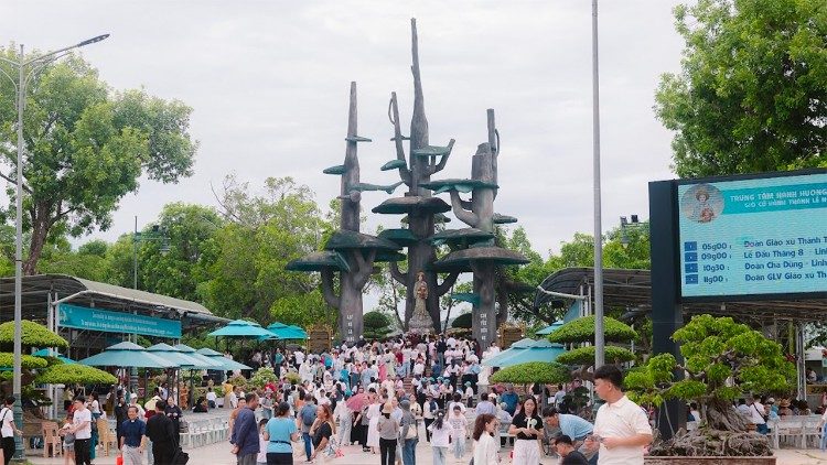 Về b&ecirc;n Mẹ La Vang