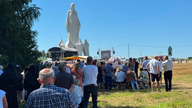 I fedeli durante la cerimonia di inaugurazione della statua mariana di Konotopie
