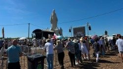 Les fidèles se sont rassemblés pour participer à la cérémonie d'inauguration de la statue mariale de Konotopie, en Pologne, le 15 août 2026.