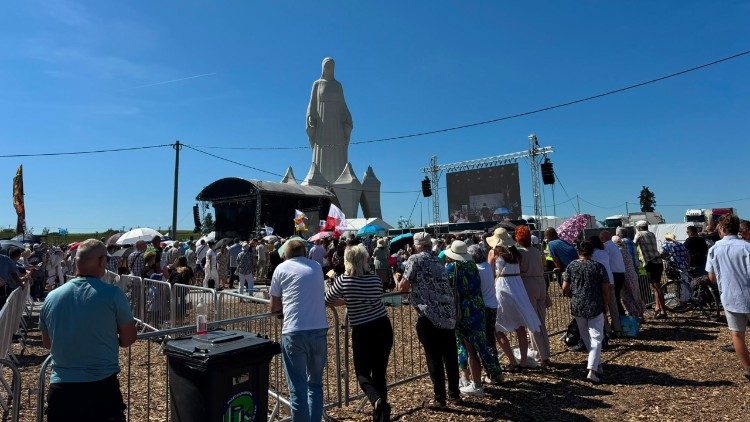 Les fidèles se sont rassemblés pour participer à la cérémonie d'inauguration de la statue mariale de Konotopie, en Pologne, le 15 août 2026.