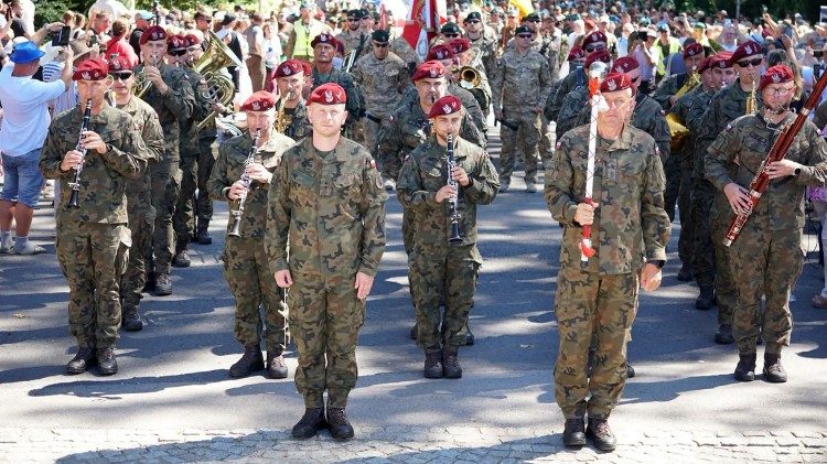 Soldiers on a pilgrimage to Jasna G&oacute;ra