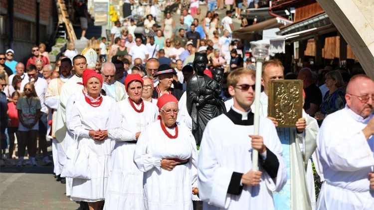 Crni kip Majke Božje Bistričke pratile su žene u narodnoj nošnji (Foto: TUZGN)