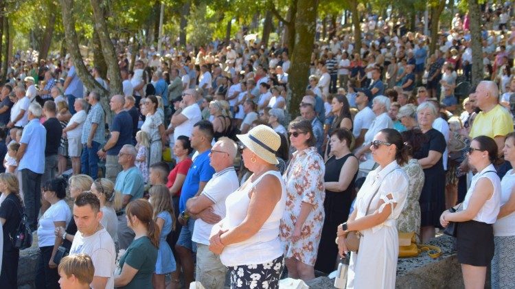 Hodočasnici u Gospinom perivoju na Trsatu (Foto: Riječka nadbiskupija)