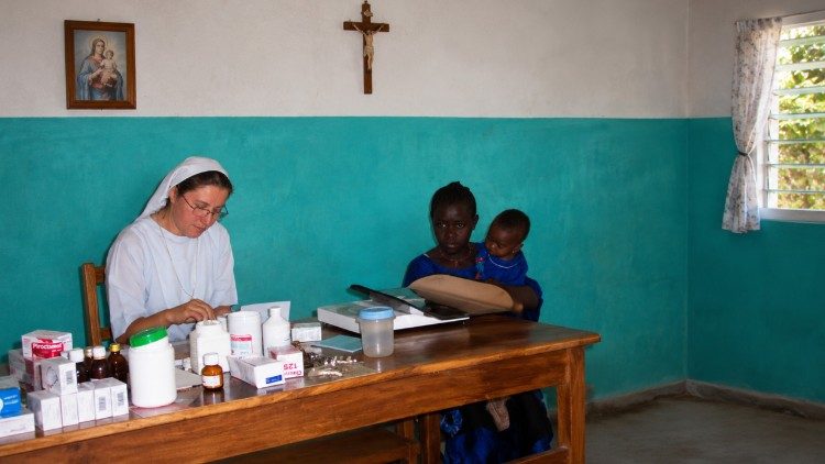 Il Centro delle suore accoglie madri e bambini non soltanto dal Senegal: una volta alla settimana arriva anche un autobus con piccoli pazienti provenienti dal Gambia