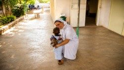 I primi incontri con bambini affetti da disturbi dell’alimentazione spinsero suor Chrysologa a intervenire concretamente per aiutare chi si trovava nel bisogno