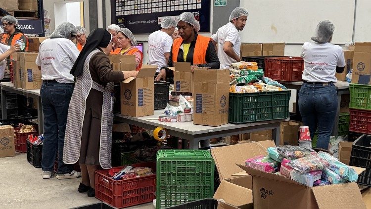 Volontari e personale del Banco alimentare ricevono le donazioni