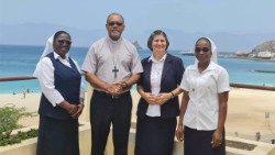 Superiora Geral da Congregação Jesus Maria José em visita canónica a Cabo Verde - Em Mindelo com Dom Ildo Fortes