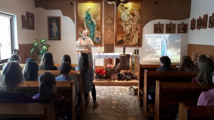 Suor Maria Małgorzata mentre insegna catechismo