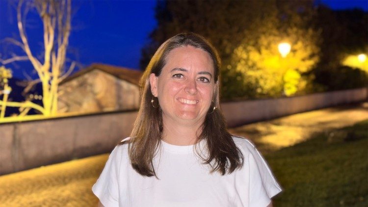 Elisabet Argemí, infirmière à l’hôpital Clínic ICOF de Barcelone a remis un livre au Pape à sa sortie de Castel Gandolfo, mardi soir 18 août.