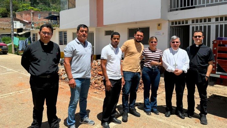Uno de los grupos de la misi&oacute;n de "Primeros Auxilios Espirituales"