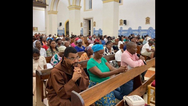 Um frade capuchinho cabo-verdiano entre os fi&eacute;is em S&atilde;o Tom&eacute; e Pr&iacute;ncipe