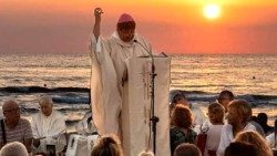 Il vescovo di Rimini, monsignor Nicolò Anselmi, durante la celebrazione della Messa sulla spiaggia nel 2024 (@diocesi Rimini)