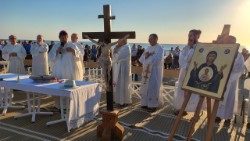Єпископ Ніколо Ансельмі очолює Святу Месу на пляжі