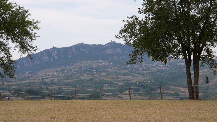 Vista do Monte Titano com suas tr&ecirc;s torres a partir da pista de pouso de Torraccia.