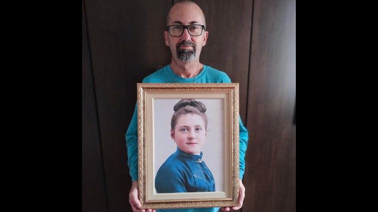 Peterson Arcas segurando uma imagem de Santa Teresinha 