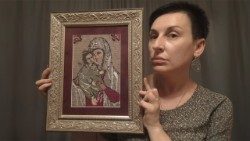 Iryna Plekhova e la sua icona ricamata a mano, una replica di una reliquia di famiglia andata distrutta