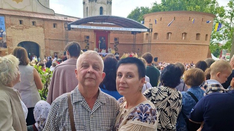 Iryna Plekhova e suo marito durante le celebrazioni presiedute dall’arcivescovo Gallagher presso il Santuario panucraino dedicato alla Madonna di Berdychiv
