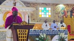 Mgr Michael Miabesue Bibi, lors de la présentation de la nouvelle feuille de route pastorale du diocèse de Buea, Cameroun_15 août 2026