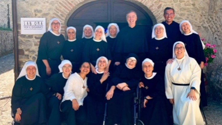Le monache agostiniane di Pennabilli con i padri Farrell, priore generale dell'Ordine di Sant'Agostino, e Lam, vicario