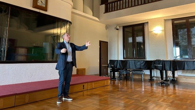 David Stefan Hummel, direttore artistico l'"Ensemble Bella Musica" nella Sala Assunta in Vaticano]