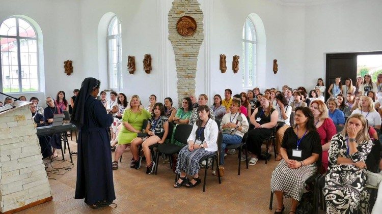 Suor Liji Paiapilli prega con la comunit&agrave; di a Pavshyno, in Transcarpazia